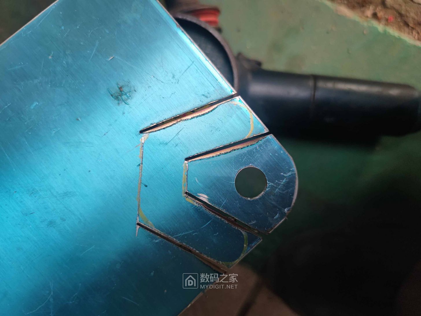 先用角磨切容易的