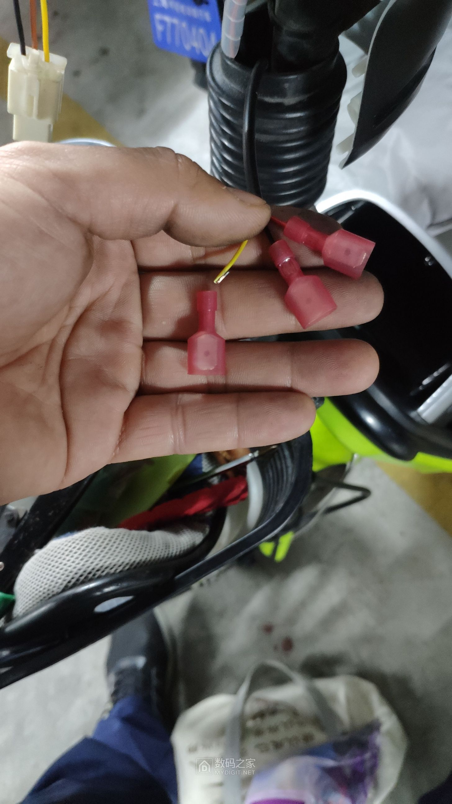 用了汽车上的取电冷压端子，这样就不用破线取电了