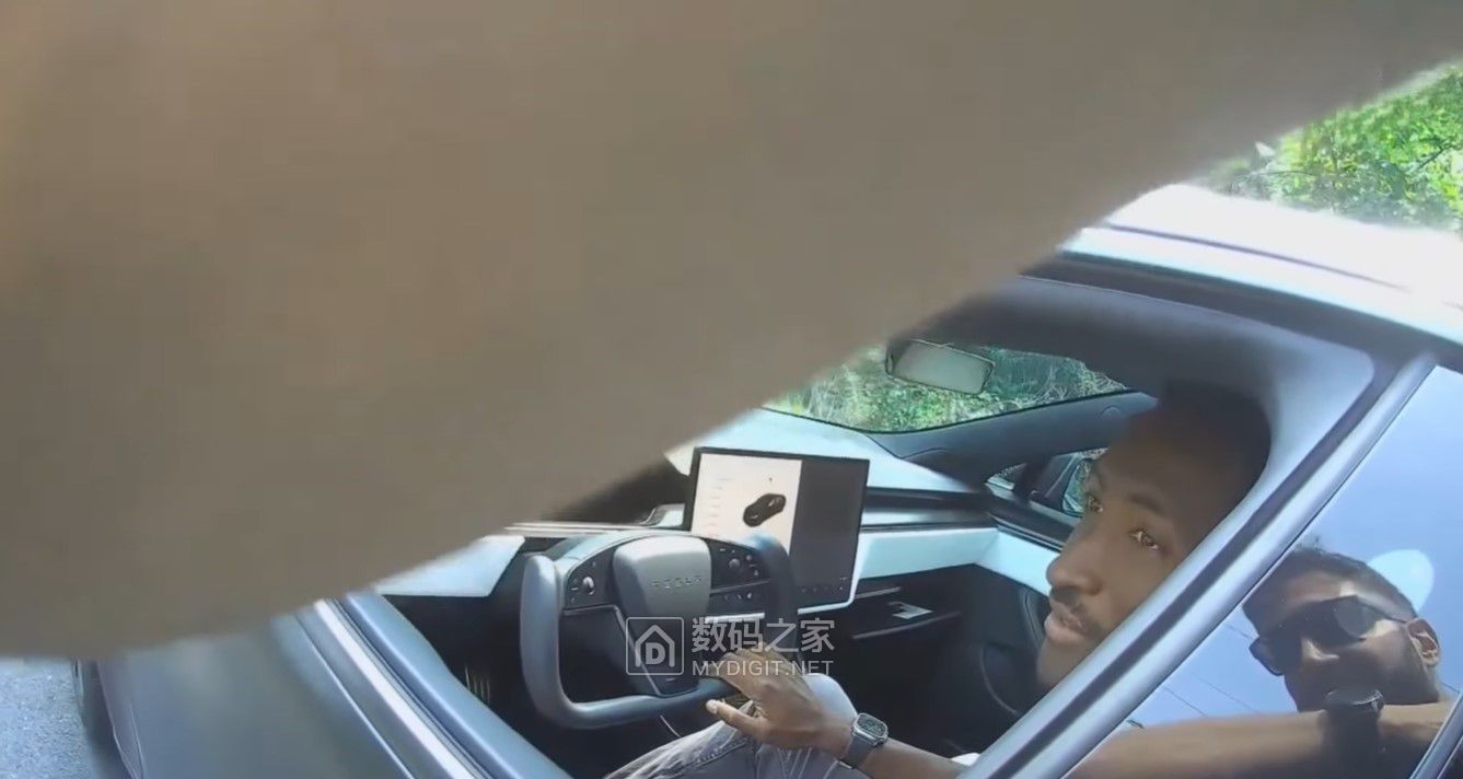 MKBHD-stopped-by-traffic-police.jpg
