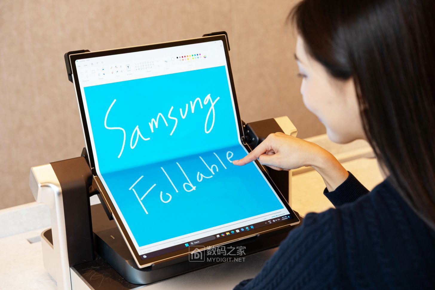 Samsung_18-inch-Foldable-Teaser.jpg