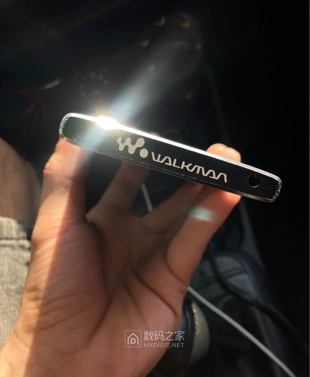 csm_Sony-Xperia-XA2-prototype-walkman_5e5401f39d.jpg