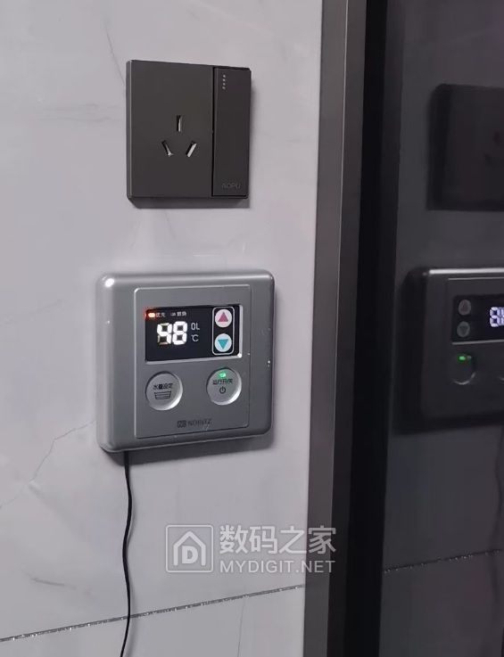 面板沾墙效果