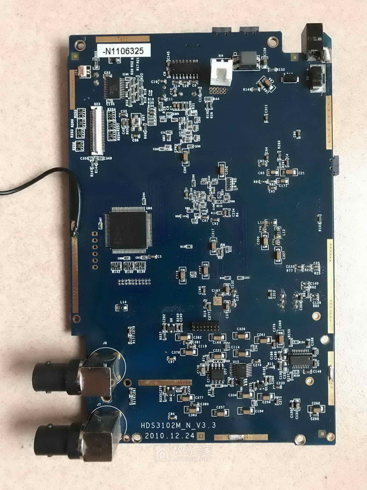 主板靠机壳面，以下称反面下面的屏蔽罩已折下