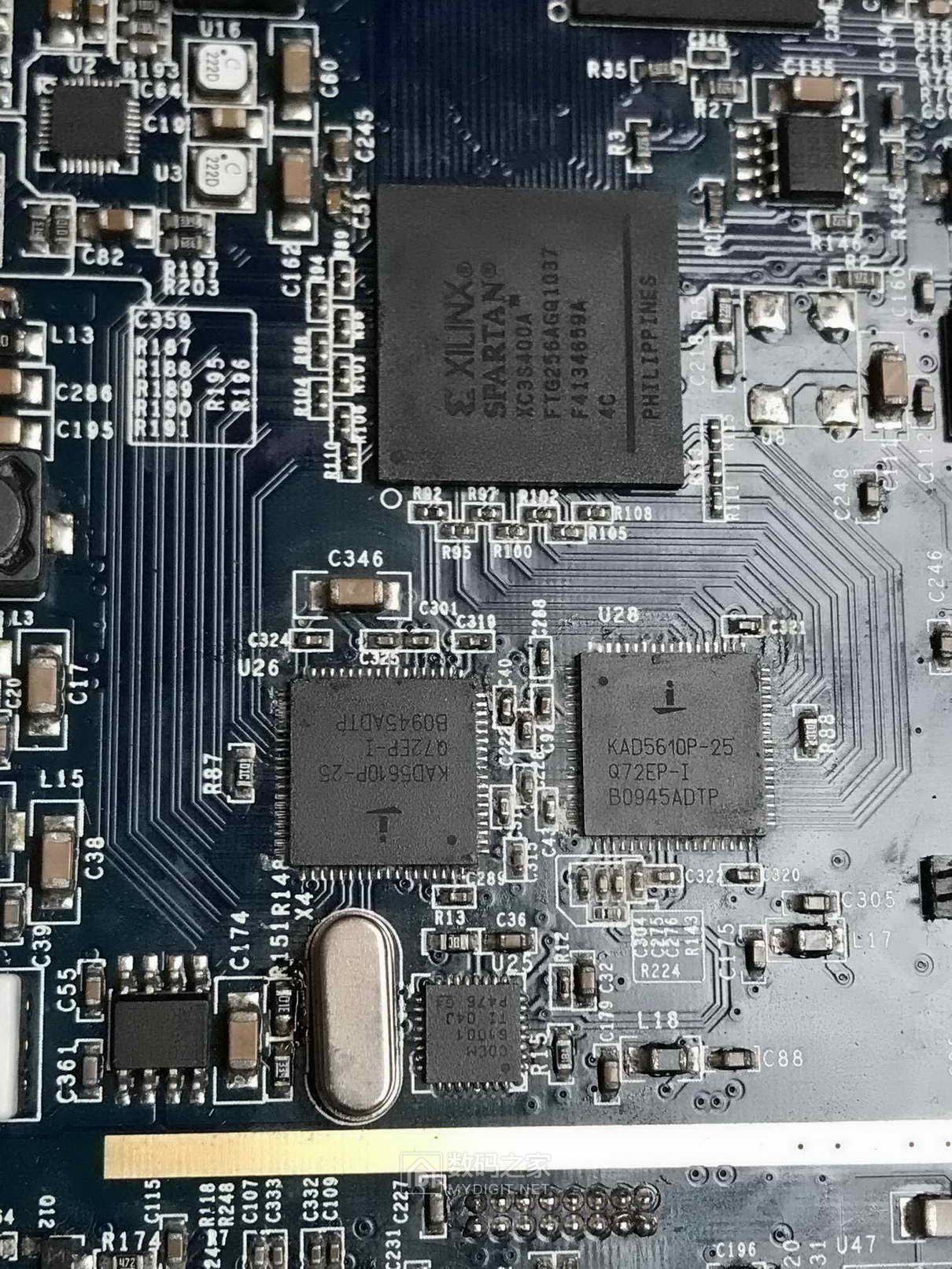 FPGA和2个双通道10比特250MA/D转换器，晶振边上的COCM61001查不到资料