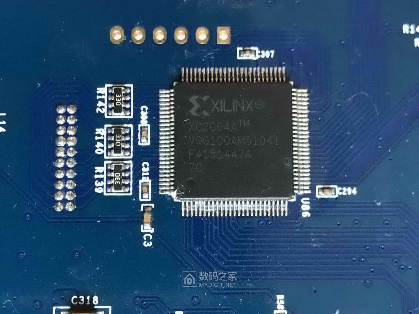 反面的FGGA，接液晶控制芯片和前面板的键盘，还接CPU和另一个FPGA，
