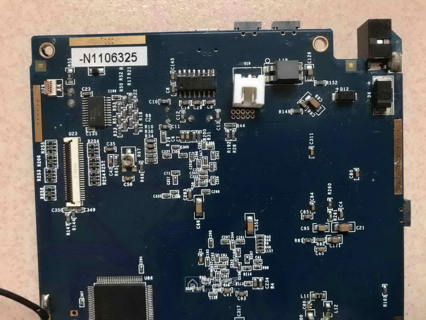 左边的是液晶控制，中间那个是RS232串口芯片