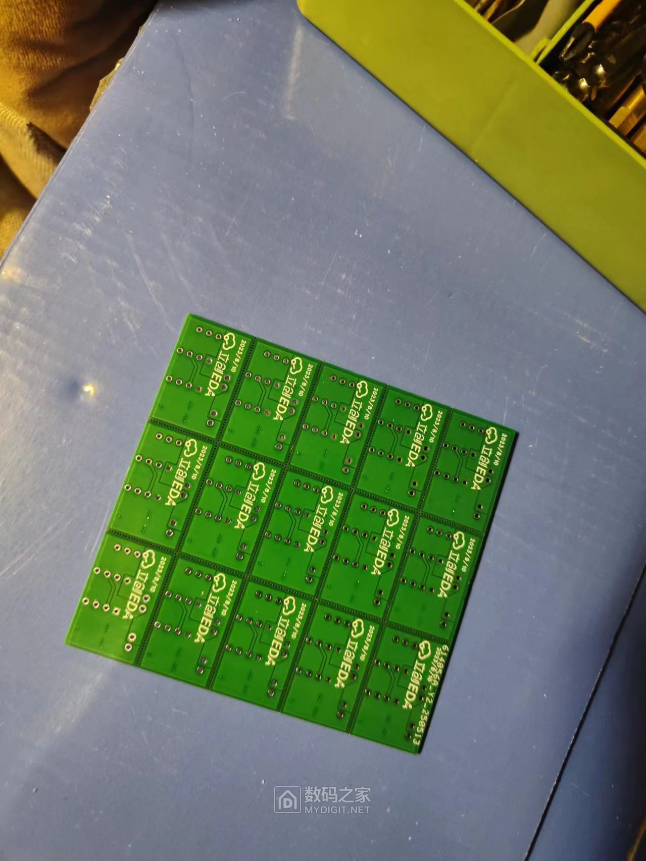 1293072575.jpg