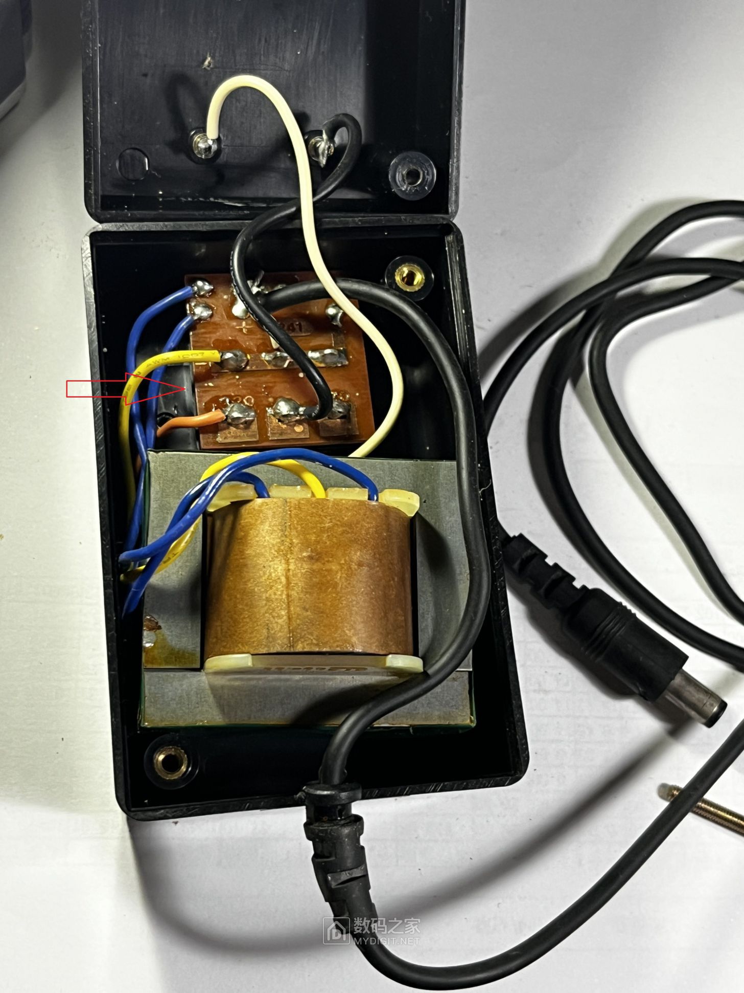 内部还有一个小小的PCB，并不是简单的搭棚.jpg
