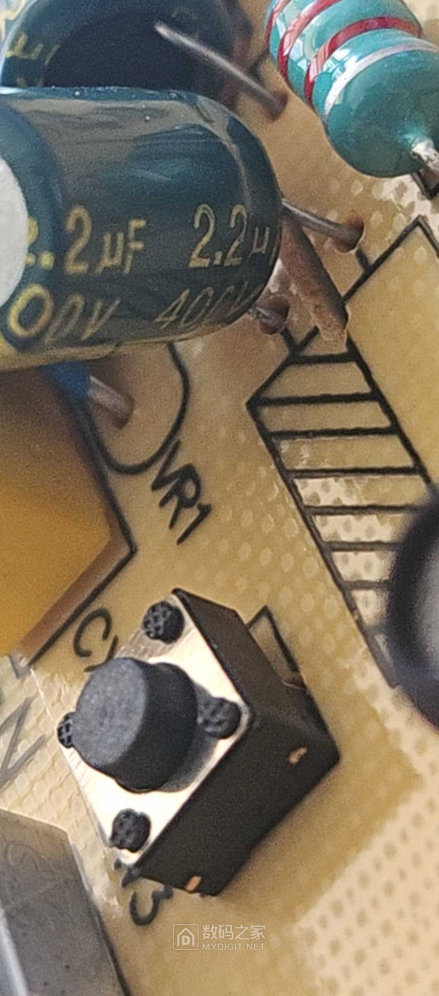 电容 好像是2个并联，测量是4.3UF