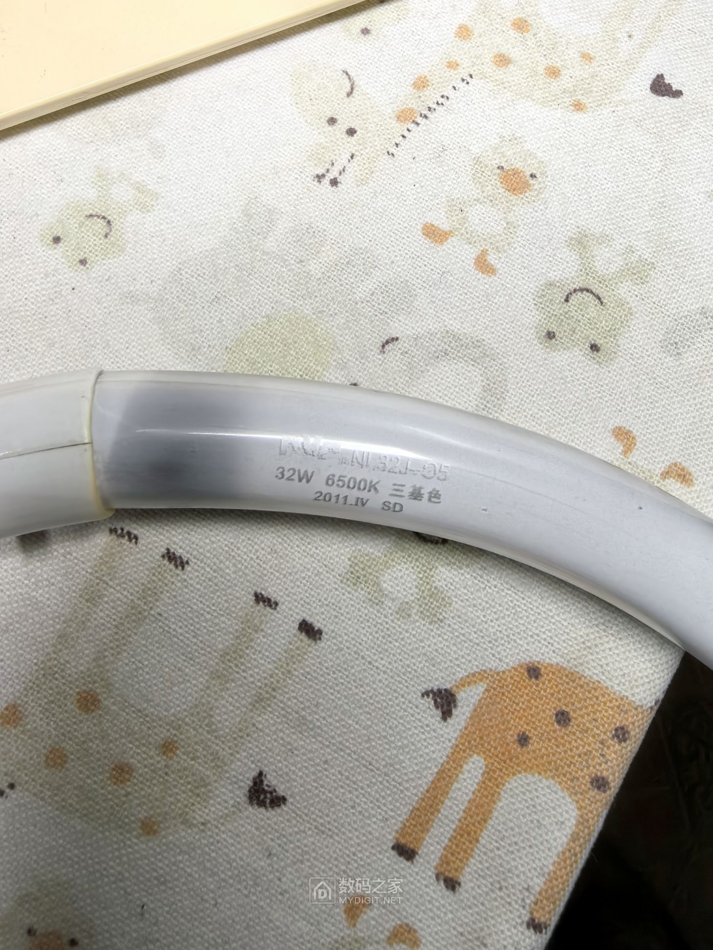 发黑的原装灯管，2011年。