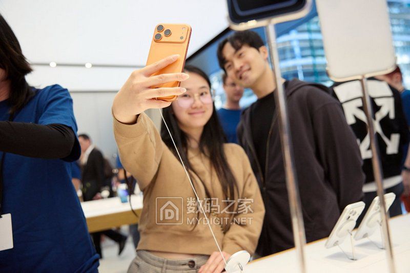 65168-136140-888-Sydney-iPhone-17-Pro-selfoe-xl.jpg