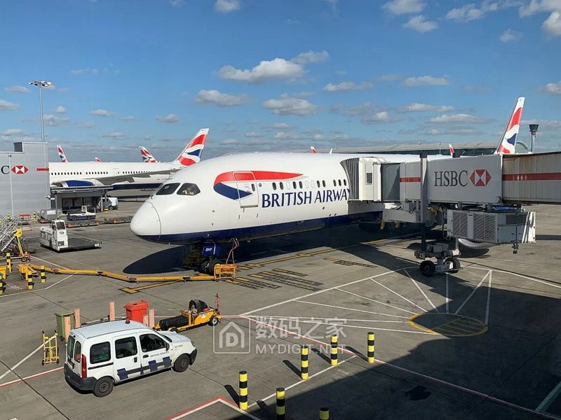 Two_British_Airways_Boeing_787-9_on_stand_at_London_Heathrow-1024x768.JPG
