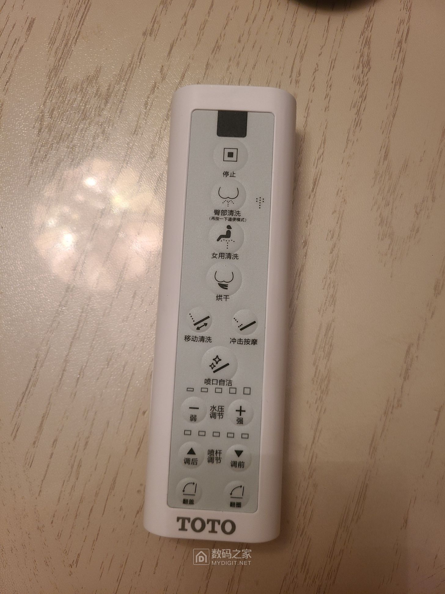 遥控器外观，和正品相比TOTO logo更大，正品是红外线遥控器，上面带有红外发射窗，假货是黑色贴纸 ... ...  ...