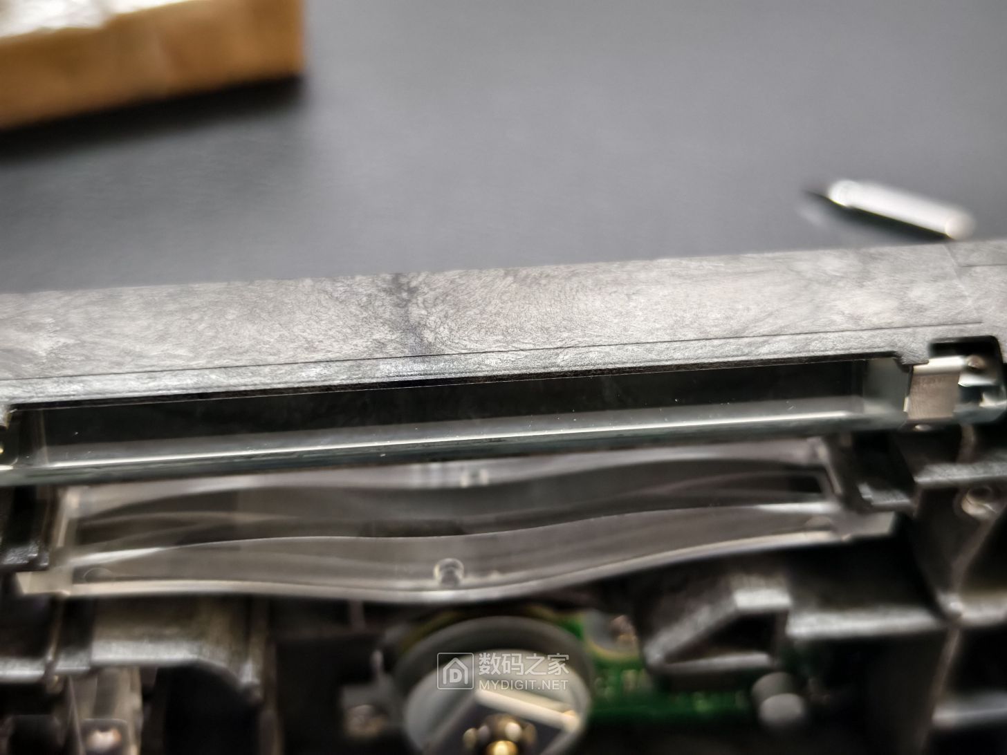 透镜，应该是折射光的