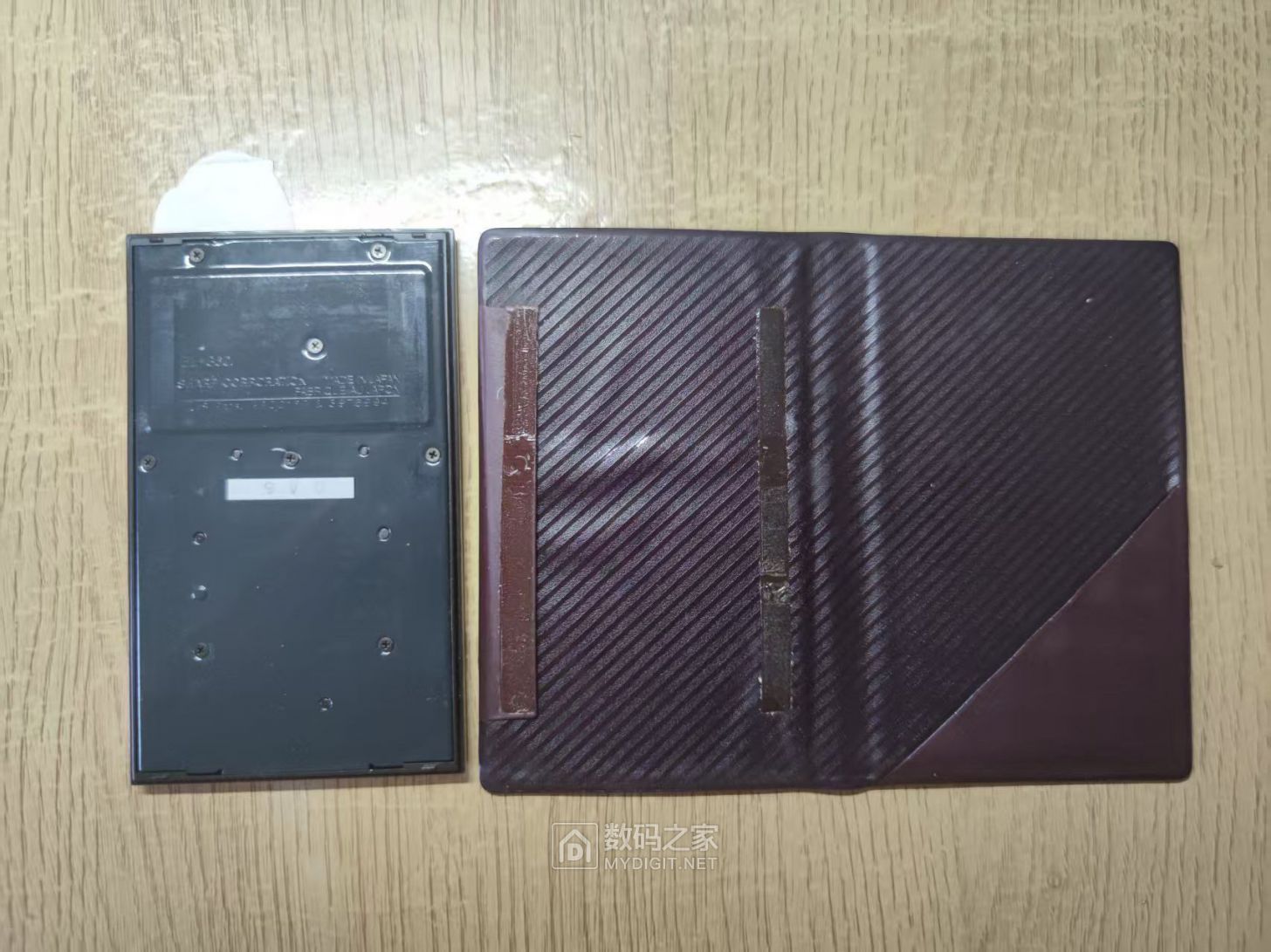 3、主机是用双面胶粘在皮套上的，三十多年了还有很强的粘性。