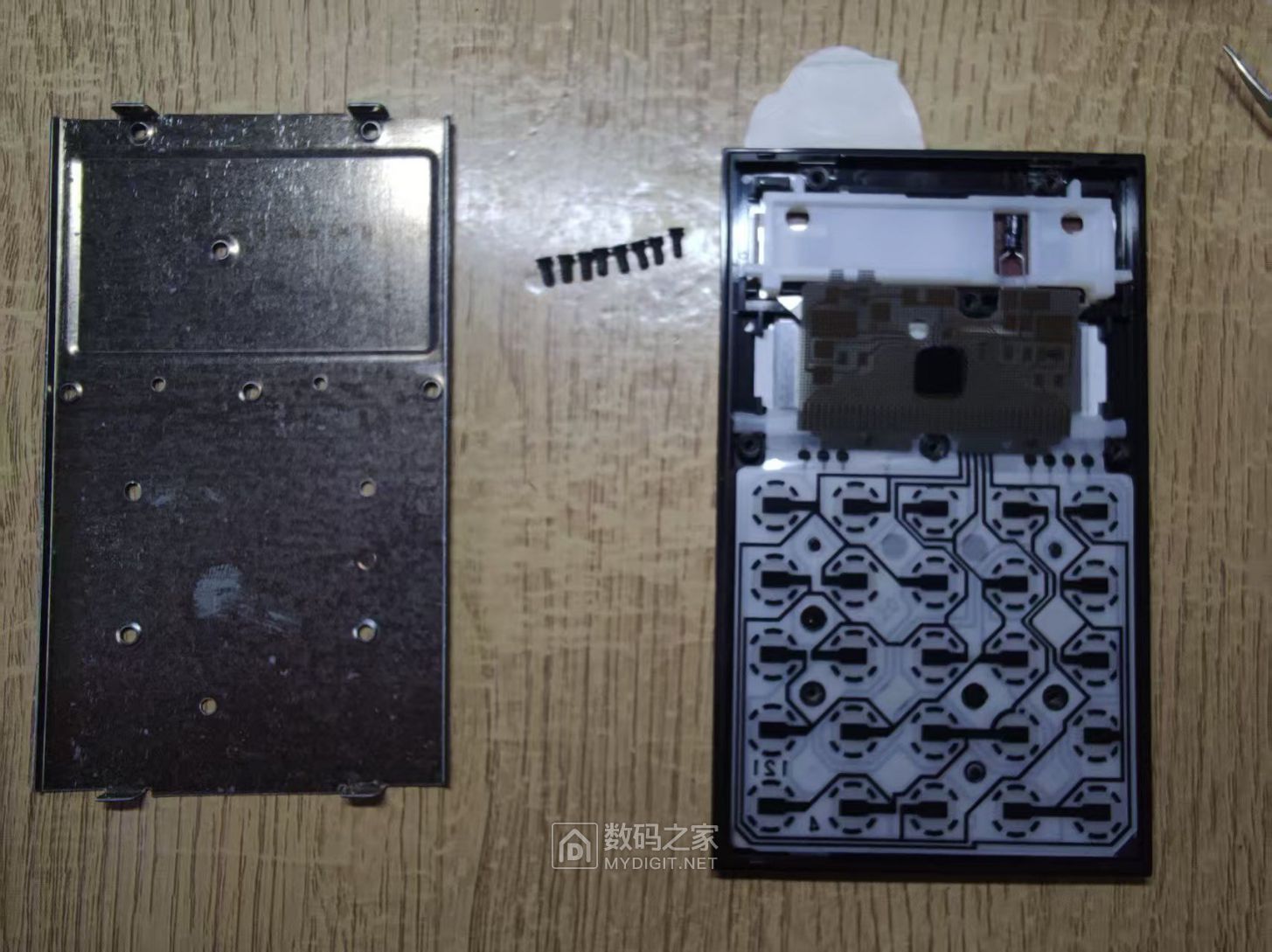 5、一块镀锌铁皮做底板，一块牛屎居中间。