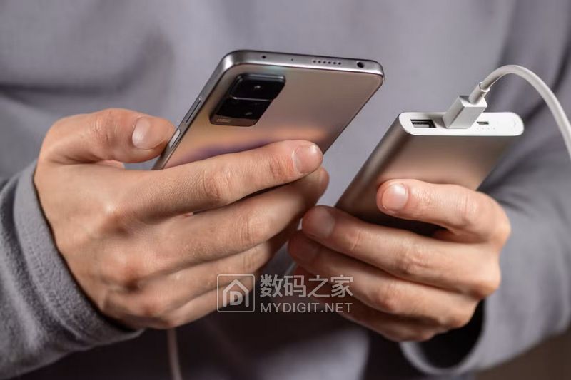 man-holding-a-powerbank.jpg