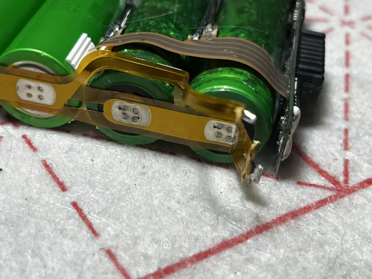 11惠普电池连接采用软铜片.jpg