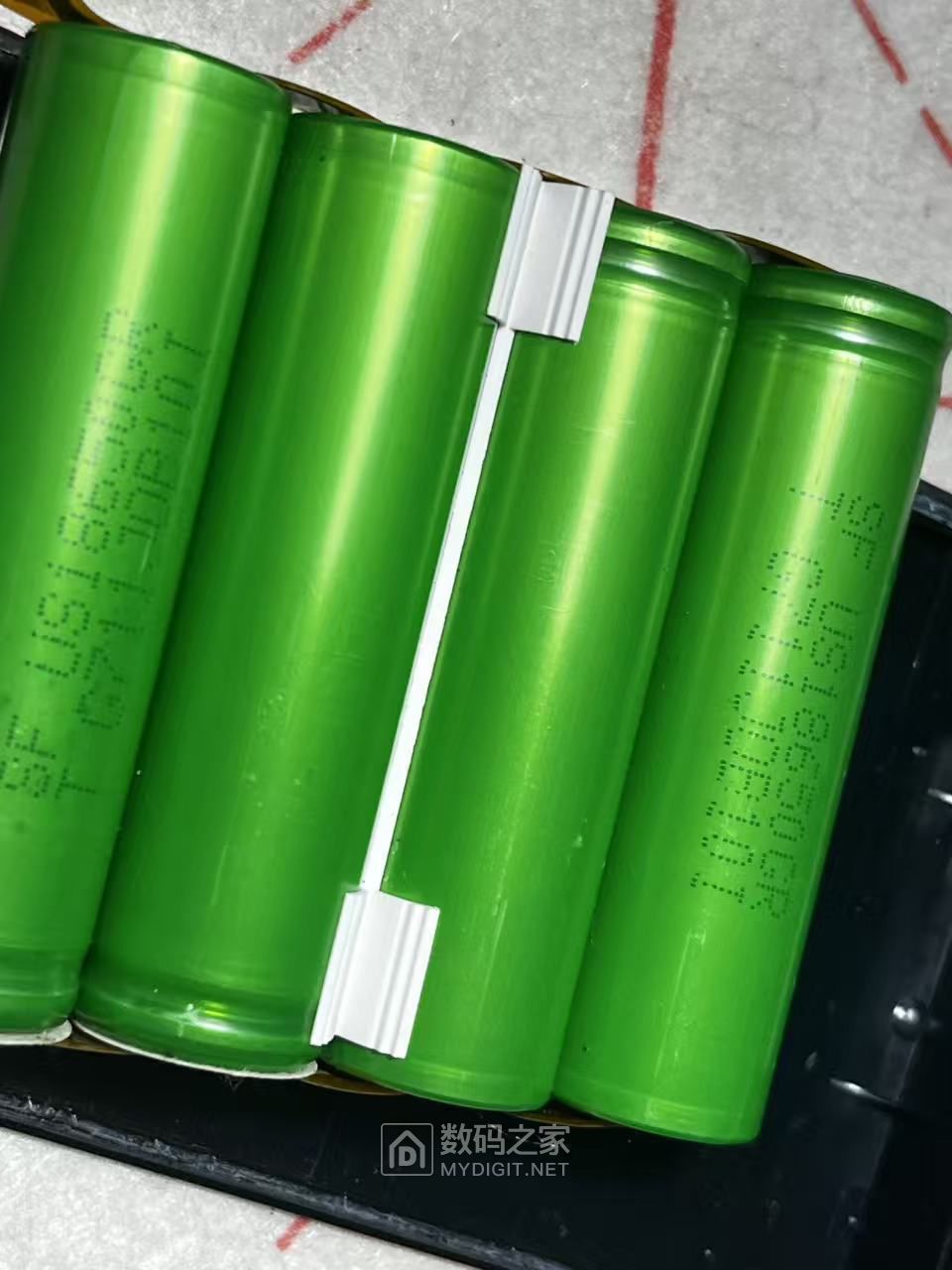 20电池密度不知道怎么样？测量了电压都是3.7V。平衡。看样子今天的收获就是这几个电池了！.jpg