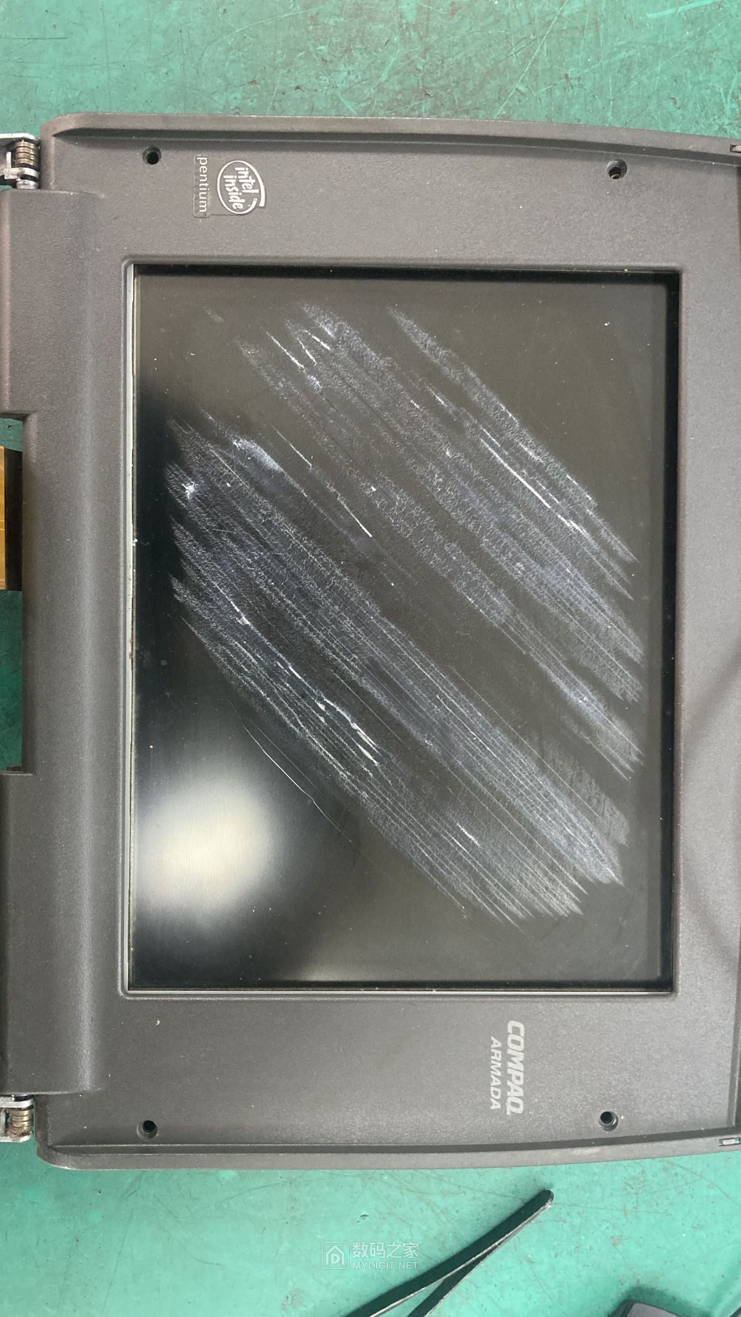 显示屏，偏光膜已经老化了45°的偏光膜