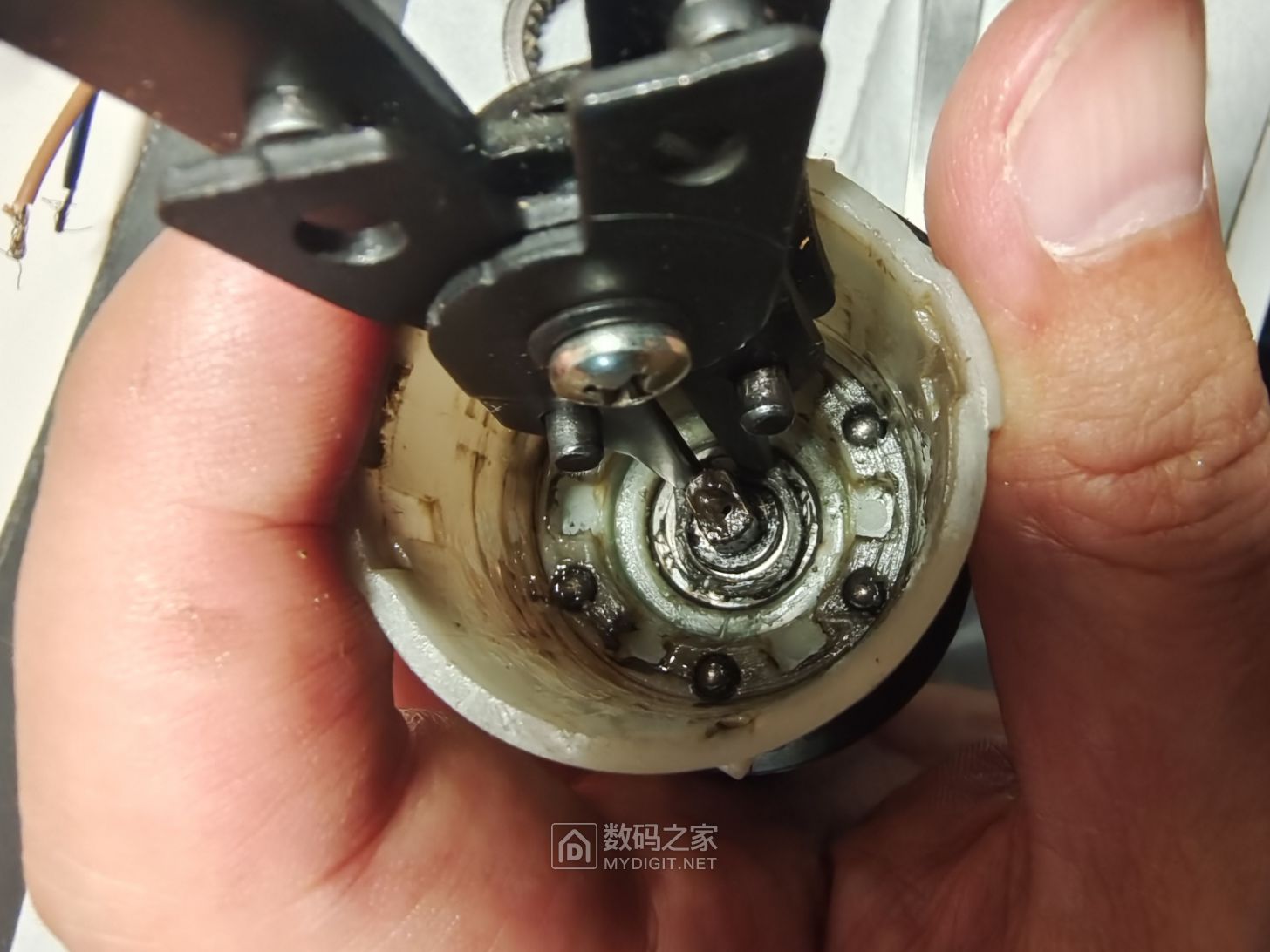 用卡簧钳拆最底部这个卡簧。