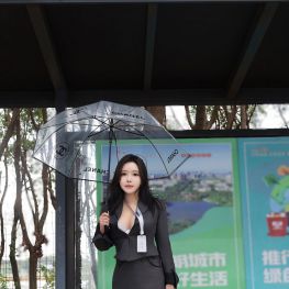美女人像，户外公交站摄影
