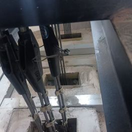 晒个电梯机房，请问下21层楼电梯的监控，无线网桥装在这里可以吗？