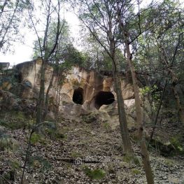 山神的“鼻孔”，看着像是人工挖掘的，不知道干嘛用？