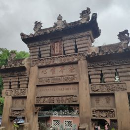 华岩寺的石刻造像，雕梁画栋、佛陀神兽，内容丰富呀！！！