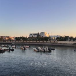 胶州湾的落日余晖和静静的小船