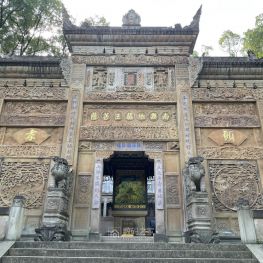 原来重庆华岩寺里地砖上竟然有几亿年前的化石