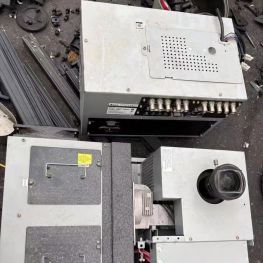 这个是啥东西   电影院里面的电压投影机吗？