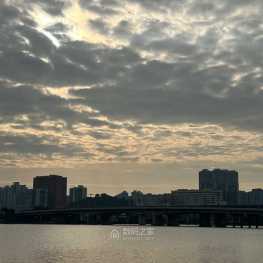 早上的景色背光了，纵然美景背光了，天上云的影像也不赖