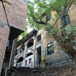 拆迁区废弃的老房子，看起来还有点特色！持续不断上门检查燃气是为啥？