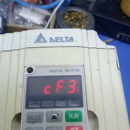 台达VFD-M变频器开机报错故障码CF3.维修求助