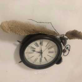 时隔一年的牛舌头蜂窝被我捡到了！这就是缘分！挂在我的闹钟上装饰一下