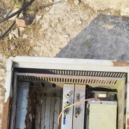 山上发现的，寻呼发射机，要怎么拆开。